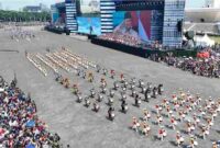 Presiden Prabowo Subianto menyaksikan secara langsung rangkaian demonstrasi dan defile pasukan serta alat utama sistem senjata (alutsista) di Lapangan Silang Monumen Nasional (Monas), Jakarta, pada Minggu, 5 Oktober 2025. Foto: BPMI Setpres