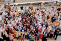 Bunda PAUD Sumut Kahiyang Ayu menghadiri lomba membatik anak PAUD dalam rangka turut memeriahkan Hari Batik Nasional di Aula Perpustakaan Kabupaten Serdangbedagai, Selasa (14/10/2025).