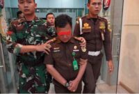 Tim Intelijen Kejaksaan Negeri (Kejari) Ogan Komering Ilir (OKI) menangkap seorang pria berinisial BA yang mengaku sebagai jaksa, Senin (6/10/2025) sekitar pukul 13.30 WIB. Penangkapan berlangsung di Rumah Makan Saudagar, Kayu Agung, Kabupaten OKI.