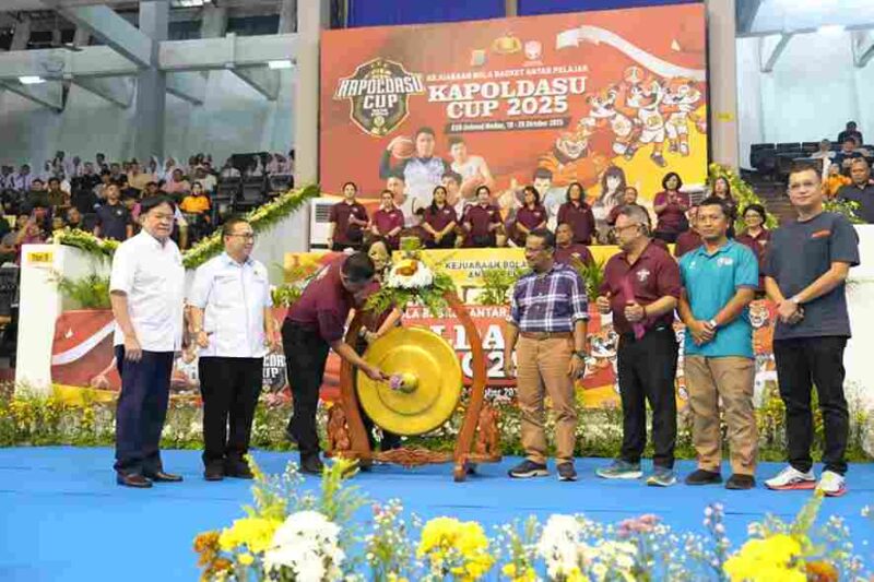 Kapolda Sumatera Utara Irjen Pol. Whisnu Hermawan Februanto secara resmi membuka Kejuaraan Bola Basket Antar Pelajar “Kapoldasu Cup 2025”