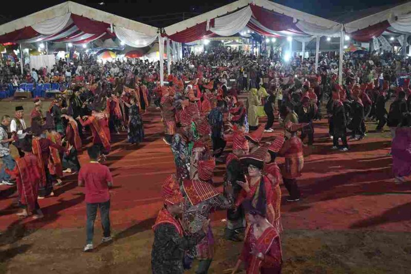  Suasana Lapangan PSBD Kisaran kembali meriah dengan penampilan memukau dari Etnis Karo dalam rangkaian Pekan Seni dan Budaya Daerah (PSBD) ke-6 Kabupaten Asahan. 