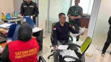 Tim Penyidik Kejaksaan Tinggi (Kejati) Sumatera Selatan menggeledah tiga lokasi di Kota Palembang, Selasa (21/10/2025).