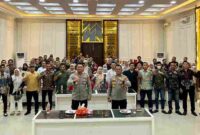 zoom meeting tentang pencegahan dan mitigasi kejadian keracunan pada penerima manfaat MBG di wilayah hukum Polda Aceh, Jumat (24/10/2025) sore. Kegiatan tersebut berlangsung di Aula Bhara Daksa Polres Aceh Timur dan dihadiri oleh Wakapolres Kompol Abdul Muin, S.H., M.M., pejabat utama Polres, Korwil Badan Gizi Nasional (BGN) Kabupaten Aceh Timur, serta para kepala SPPG, person in charge (PIC), ahli gizi, dan akuntan dari setiap SPPG.