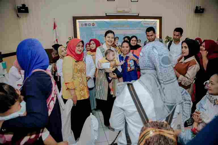 Ketua Tim Penggerak Pemberdayaan Kesejahtetaan Keluarga (TP PKK) Provinsi Sumatera Utara (Sumut) Kahiyang Ayu, meninjau langsung kegiatan imunisasi zero dose di Aula Dinas Kesehatan Kota Binjai, Jalan Ikan Hiu Nomor 59, Kota Binjai, Rabu (8/10/2025).