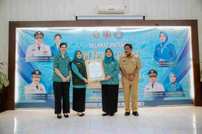 Ketua TP PKK Sumut Kahiyang Ayu mendampingi Ketua Bidang IV TP PKK Pusat Nana Safriati Safrizal melakukan monitoring dan evaluasi (Monev) imunisasi Zero Dose di Aula Dinas Kesehatan Kota Binjai, Senin (13/10/2025).