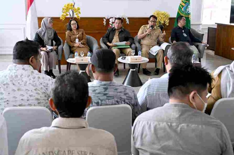 Kepala Dinas Perindustrian, Perdagangan dan ESDM Sumut Fitra Kurnia bersama Kepala Biro Perekonomian Setdaprov Sumut Poppy Hutagalung, Sekretaris Dinas Ketahanan Pangan, Tanaman Pangan dan Holtikultura Sumut Yusfahri Perangin-angin dan Pimpinan Wilayah Perum Bulog Budi Cahyanto saat konferensi pers terkait Pengendalian Inflasi untuk Jaga Daya Beli di Anjungan Dekranasda Sumut, lantai 1 Kantor Gubernur Sumut, Jalan Diponegoro No. 30, Medan, Selasa (7/10/2025).