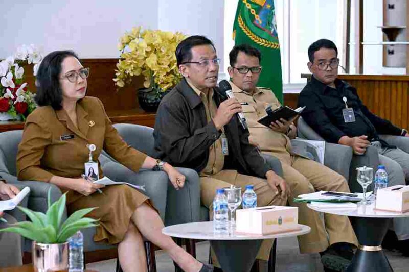 Kepala Dinas Perindustrian, Perdagangan dan ESDM Sumut Fitra Kurnia bersama Kepala Biro Perekonomian Setdaprov Sumut Poppy Hutagalung, Sekretaris Dinas Ketahanan Pangan, Tanaman Pangan dan Holtikultura Sumut Yusfahri Perangin-angin dan Pimpinan Wilayah Perum Bulog Budi Cahyanto saat konferensi pers terkait Pengendalian Inflasi untuk Jaga Daya Beli di Anjungan Dekranasda Sumut, lantai 1 Kantor Gubernur Sumut, Jalan Diponegoro No. 30, Medan, Selasa (7/10/2025). 
