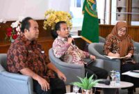Kepala Badan Pendapatan Daerah Sumut Ardan Noor saat Konferensi Pers terkait Pemutihan dan Diskon Pajak Kendaraan Bermotor Tahun 2025 di Anjungan Dekranasda Sumut, lantai 1 Kantor Gubernur Sumut, Jalan Diponegoro No. 30, Medan, Kamis (2/10/2025).