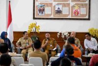Kepala Biro Administrasi Pimpinan (Adpim) Setdaprov Sumut Ady Putra Parlaungan didampingi para Kabag saat Konferensi Pers di Lobby Dekranasda, Kantor Gubernur Sumut, Jalan Diponegoro No. 30, Medan, Senin  (27/10/2025).
