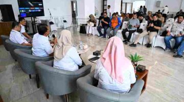 Kepala Biro Organisasi Setdaprov Sumut Dedi Jaminsyah Harahap saat Konferensi Pers terkait Penataan Organisasi Pemerintah Daerah untuk Efektivitas dan Kinerja yang Optimal di Lobby Dekranasda, Kantor Gubernur Sumut, Jalan Diponegoro No. 30, Medan, Rabu (22/10/2025). 