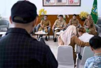 Kepala Dinas Lingkungan Hidup dan Kehutanan Sumut, Heri Wahyudi Marpaung saat konferensi pers terkait Pengelolaan Lingkungan dan Sumberdaya Alam Secara Berkelanjutan di Anjungan Dekranasda Sumut, lantai 1 Kantor Gubernur Sumut, Senin (6/10/2025).