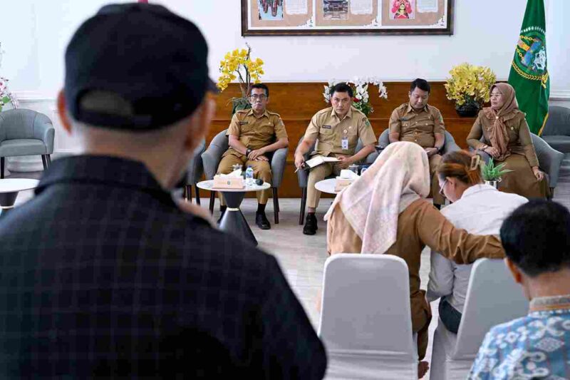 Kepala Dinas Lingkungan Hidup dan Kehutanan Sumut, Heri Wahyudi Marpaung saat konferensi pers terkait Pengelolaan Lingkungan dan Sumberdaya Alam Secara Berkelanjutan di Anjungan Dekranasda Sumut, lantai 1 Kantor Gubernur Sumut, Senin (6/10/2025). 