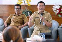 Kepala Dinas Lingkungan Hidup dan Kehutanan Sumut, Heri Wahyudi Marpaung saat konferesi pers terkait Pengelolaan Lingkungan dan Sumberdaya Alam Secara Berkelanjutan di Anjungan Dekranasda Sumut, lantai 1 Kantor Gubernur Sumut, Senin (6/10/2025).