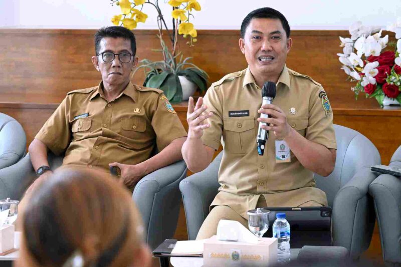 Kepala Dinas Lingkungan Hidup dan Kehutanan Sumut, Heri Wahyudi Marpaung saat konferesi pers terkait Pengelolaan Lingkungan dan Sumberdaya Alam Secara Berkelanjutan di Anjungan Dekranasda Sumut, lantai 1 Kantor Gubernur Sumut, Senin (6/10/2025). 