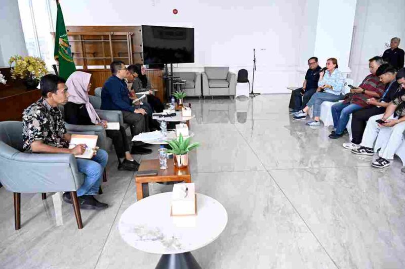 Sekretaris Dinas Perhubungan Sumut, Rochani Litiloly saat Konferensi Pers terkait Kendaraan Over Dimension Over Load (ODOL) di Anjungan Dekranasda Sumut, lantai 1 Kantor Gubernur Sumut, Jalan Diponegoro No. 30, Medan, Jum'at (3/10/2025). 