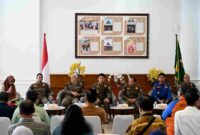 Sekretaris Satuan Polisi Pamong Praja (Satpol PP) Provinsi Sumatera Utara (Sumut) Rizki Arif Putra didampingi para Kabid saat Konferensi Pers di Lobby Dekranasda, Kantor Gubernur Sumut, Jalan Diponegoro No. 30, Medan, Rabu (27/10/2025).