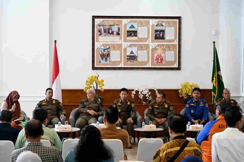 Sekretaris Satuan Polisi Pamong Praja (Satpol PP) Provinsi Sumatera Utara (Sumut) Rizki Arif Putra didampingi para Kabid saat Konferensi Pers di Lobby Dekranasda, Kantor Gubernur Sumut, Jalan Diponegoro No. 30, Medan, Rabu (27/10/2025).