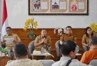 Pemerintah Provinsi Sumatera Utara (Sumut) melalui Badan Kesatuan Bangsa dan Politik (Kesbangpol) Daerah Provinsi Sumut melakukan Konferensi Pers terkait peredaran narkoba di Provinsi Sumatera Utara. Kegiatan yang difasilitasi Dinas Kominfo Sumut ini berlangsung di Lobby Dekranasda Lantai 1 Kantor Gubernur Sumut Jalan Diponengoro Nomor 30 Medan, Selasa (14/10/2025).
