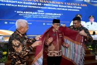 Gubernur Sumatera Utara (Sumut) Bobby Nasution bersama Wakil Gubernur Surya mendampingi Kepala Badan Kepegawaian Negara (BKN) Republik Indonesia Zudan Arif Fakrulloh pada acara Penguatan Penerapan Manajemen Talenta ASN di Kantor Gubernur Sumut, Jalan Diponegoro Nomor 30, Medan, Rabu (29/10/2025).