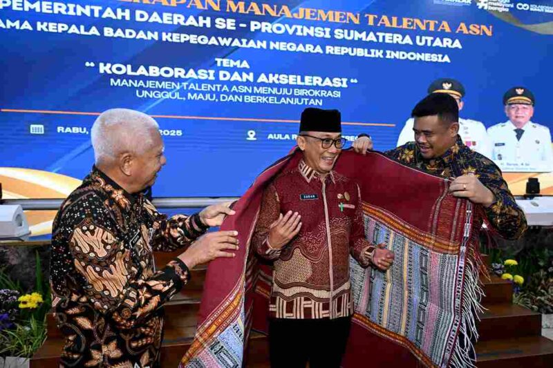 Gubernur Sumatera Utara (Sumut) Bobby Nasution bersama Wakil Gubernur Surya mendampingi Kepala Badan Kepegawaian Negara (BKN) Republik Indonesia Zudan Arif Fakrulloh pada acara Penguatan Penerapan Manajemen Talenta ASN di Kantor Gubernur Sumut, Jalan Diponegoro Nomor 30, Medan, Rabu (29/10/2025).
