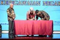 Gubernur Sumatera Utara (Sumut) Bobby Nasution bersama Wakil Gubernur Surya mendampingi Kepala Badan Kepegawaian Negara (BKN) Republik Indonesia Zudan Arif Fakrulloh pada acara Penguatan Penerapan Manajemen Talenta ASN di Kantor Gubernur Sumut, Jalan Diponegoro Nomor 30, Medan, Rabu (29/10/2025).