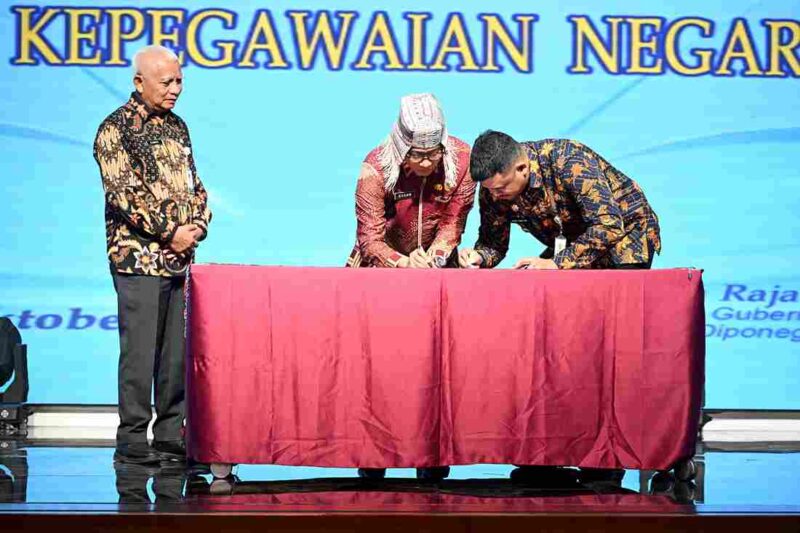 Gubernur Sumatera Utara (Sumut) Bobby Nasution bersama Wakil Gubernur Surya mendampingi Kepala Badan Kepegawaian Negara (BKN) Republik Indonesia Zudan Arif Fakrulloh pada acara Penguatan Penerapan Manajemen Talenta ASN di Kantor Gubernur Sumut, Jalan Diponegoro Nomor 30, Medan, Rabu (29/10/2025).