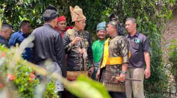 Suasana di Jalan Ampera, Stabat Lama, Kabupaten Langkat, terasa khidmat pada Sabtu (18/10/2025) saat Setabat Adat Melayu kembali digelar dengan penuh kemegahan.