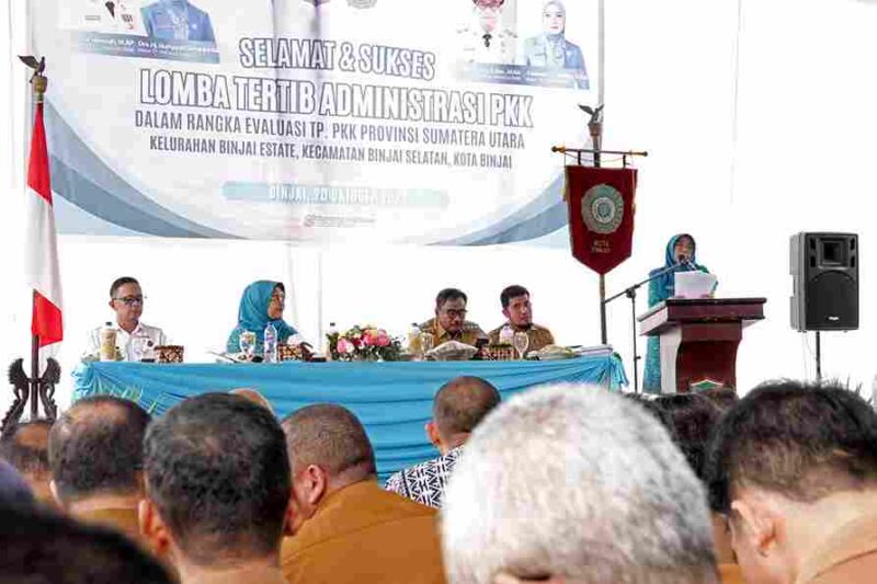 Staff Ahli I TP PKK Sumut Titiek Sugiharti menghadiri Evaluasi Pelaksanaan Kelurahan Percontohan Kategori Tertib Administrasi PKK Kota Binjai yang diselenggarakan di Kantor Lurah Binjai Estate, Kecamatan Binjai Selatan, Kota Binjai, Senin (20/10/2025). 