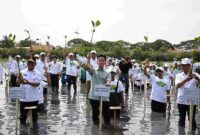 Wakil Presiden Gibran Rakabuming Raka saat menanam mangrove di Taman Mangrove Ketapang, Kecamatan Mauk, Kabupaten Tangerang, Banten, Senin (27/10/2025).