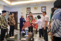 Jemaat Gereja HKBP Resort Maranatha Helvetia merasa bersyukur dan bangga dapat bertemu dengan Wali Kota Medan, Rico Tri Putra Bayu Waas, di Balai Kota Medan, Kamis (16/10/2025).