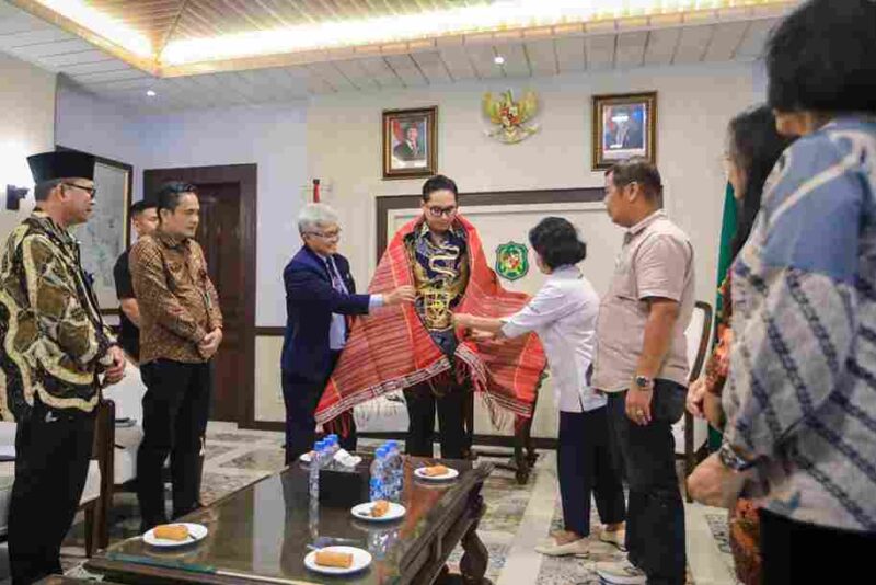Jemaat Gereja HKBP Resort Maranatha Helvetia merasa bersyukur dan bangga dapat bertemu dengan Wali Kota Medan, Rico Tri Putra Bayu Waas, di Balai Kota Medan, Kamis (16/10/2025).