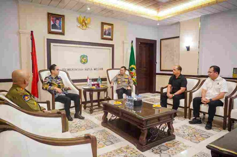 Wali Kota Medan, Rico Tri Putra Bayu Waas, menyambut Kapolrestabes Medan, Kombes Pol Jean Calvijn Simanjuntak, di Balai Kota Medan, Kamis (16/10/2025).