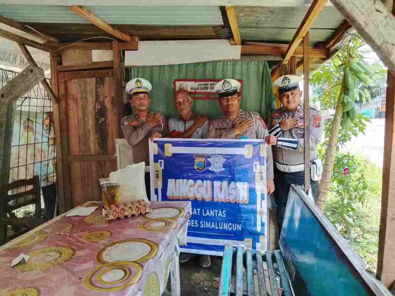 kegiatan Minggu Kasih dengan menyalurkan paket sembako kepada warga kurang mampu di Dusun Pancur Napitu, Kelurahan Tiga Balata, Kecamatan Jorlang Hataran, Kabupaten Simalungun, Minggu (19/10/2025).