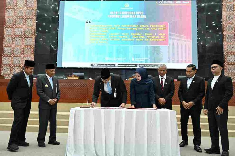 Gubernur Sumatera Utara (Sumut) Muhammad Bobby Afif Nasution, Ketua DPRD Sumut Erni Ariyanti Sitorus, Wakil Ketua DPRD Sumut Sutarto, Ihwan Ritonga, Ricky Anthony, dan Salman Alfarisi,  menandatangani nota kesepakatan antara Pemprov dengan DPRD Sumut, tentang KUA dan PPAS APBD  2026 di Ruang Sidang DPRD Sumut, Rabu (29/10/2025)