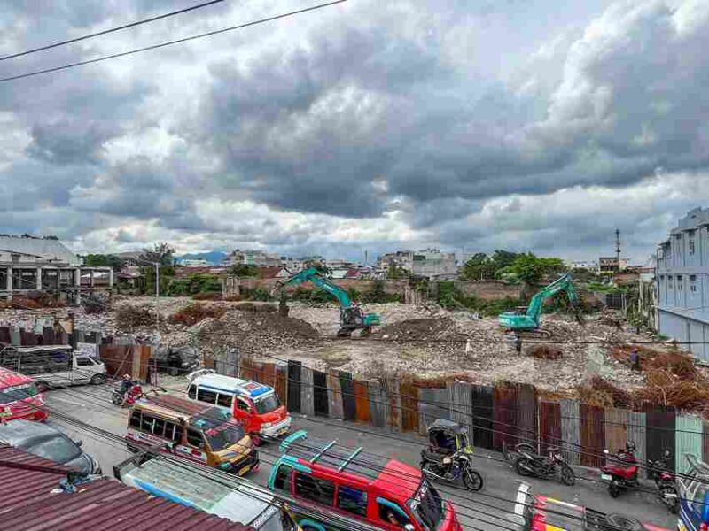 Memasuki hari ke-12, Selasa (21/10/2025), progres perobohan Gedung IV Pasar Horas di Jalan Merdeka, Kota Pematangsiantar, telah mencapai sekitar 80 persen dari total luas bangunan.