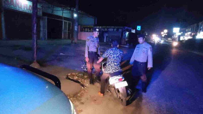 Satuan Pengamanan Objek Vital (Pam Obvit) Polres Simalungun meningkatkan kewaspadaan dengan menggelar patroli mobile Blue Light R4 pada Rabu malam, 15 Oktober 2025.