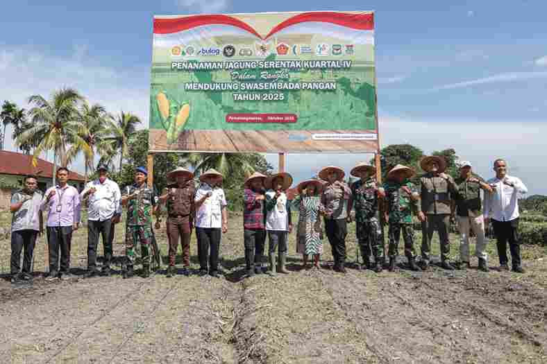 Penanaman Jagung Serentak Kuartal IV Dalam Rangka Mendukung Swasembada Pangan Tahun 2025, di Jalan Bahkora II Kelurahan Marihat Jaya Kecamatan Siantar Marimbun, Rabu (08/10/2025).