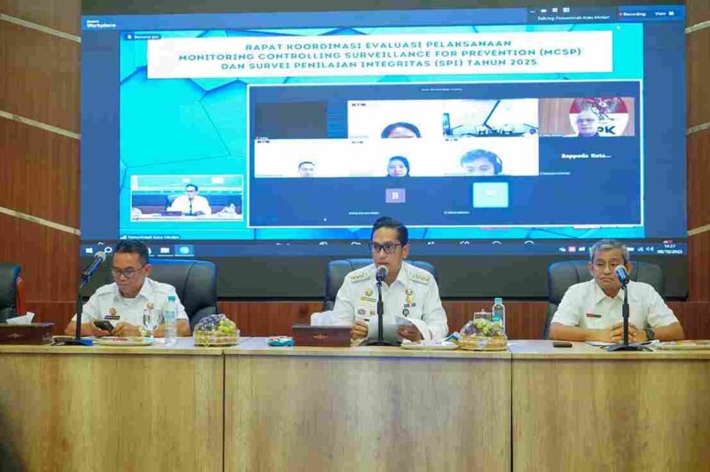 Wali Kota Medan, Rico Tri Putra Bayu Waas, saat memimpin Rapat Koordinasi Evaluasi Pelaksanaan Monitoring Controlling Surveillance for Prevention (MCSP) dan Survei Penilaian Integritas (SPI) Tahun 2025 di Balai Kota, Rabu (8/10/2025).