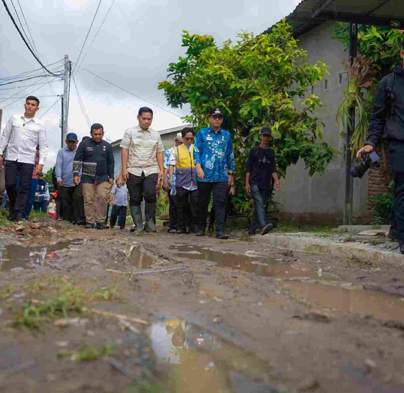 Wali Kota Medan Rico Tri Putra Bayu Waas meninjau langsung ketiga ruas jalan yang akan diperbaiki diantaranya jalan Marelan VI, Gang Merdeka, Kel. Rengas Pulau, jalan Sani Mutalib, Gang Mushola, lingk. 9, Kel Terjun dan jalan Sedar, Gang Lorong Bersatu, lingk. 17, Kel. Terjun, Jumat (3/10/2025).