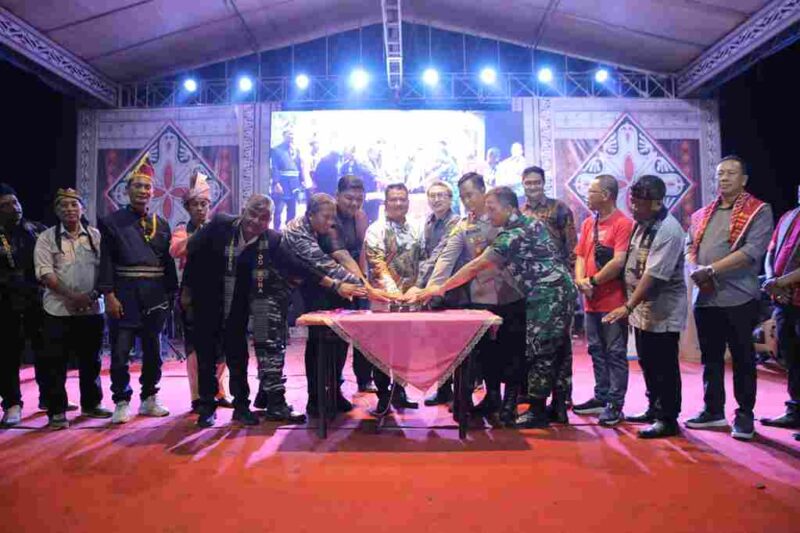Pesta Seni dan Budaya Daerah (PSBD) ke-6 Kabupaten Asahan resmi ditutup oleh Wakil Bupati Asahan di Lapangan PSBD Kisaran, Minggu malam., Sabtu (19/10/2025)