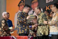 Gubernur Sumatera Utara (Sumut) Bobby Nasution bersama Wakil Gubernur Surya secara simbolis menyerahkan Dana Bagi Hasil (DBH) Tahun 2023-2025 kepada Bupati/Walikota Se-Sumut di Aula Raja Inal Siregar Kantor Gubernur Sumut, Jalan Diponegoro Nomor 30, Medan, Rabu (29/10/2025).