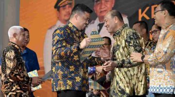 Gubernur Sumatera Utara (Sumut) Bobby Nasution bersama Wakil Gubernur Surya secara simbolis menyerahkan Dana Bagi Hasil (DBH) Tahun 2023-2025 kepada Bupati/Walikota Se-Sumut di Aula Raja Inal Siregar Kantor Gubernur Sumut, Jalan Diponegoro Nomor 30, Medan, Rabu (29/10/2025).