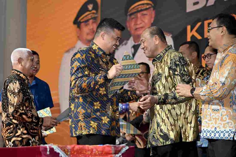 Gubernur Sumatera Utara (Sumut) Bobby Nasution bersama Wakil Gubernur Surya secara simbolis menyerahkan Dana Bagi Hasil (DBH) Tahun 2023-2025 kepada Bupati/Walikota Se-Sumut di Aula Raja Inal Siregar Kantor Gubernur Sumut, Jalan Diponegoro Nomor 30, Medan, Rabu (29/10/2025).