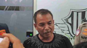 Rasa haru menyelimuti keluarga korban kecelakaan lalu lintas di depan tempat hiburan malam Golden Tiger, Jalan Merak Jingga, Medan Barat, Minggu dini hari (26/10/2025) sekitar pukul 04.15 WIB.