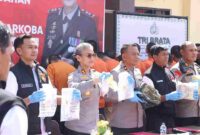 Kapolres Pematangsiantar AKBP Sah Udur, S.H., S.I.K., M.H. memimpin konferensi pers pengungkapan kasus pencurian, penggelapan, penadahan kendaraan bermotor, serta peredaran narkoba, Rabu (29/10/2025) pagi.