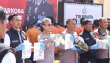 Kapolres Pematangsiantar AKBP Sah Udur, S.H., S.I.K., M.H. memimpin konferensi pers pengungkapan kasus pencurian, penggelapan, penadahan kendaraan bermotor, serta peredaran narkoba, Rabu (29/10/2025) pagi.