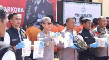 Kapolres Pematangsiantar AKBP Sah Udur, S.H., S.I.K., M.H. memimpin konferensi pers pengungkapan kasus pencurian, penggelapan, penadahan kendaraan bermotor, serta peredaran narkoba, Rabu (29/10/2025) pagi.