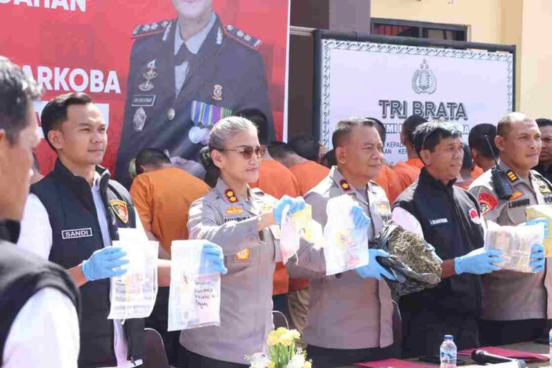 Kapolres Pematangsiantar AKBP Sah Udur, S.H., S.I.K., M.H. memimpin konferensi pers pengungkapan kasus pencurian, penggelapan, penadahan kendaraan bermotor, serta peredaran narkoba, Rabu (29/10/2025) pagi.