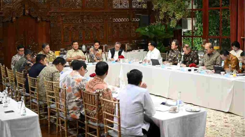 Presiden Prabowo Subianto memimpin pertemuan bersama Wakil Presiden Gibran Rakabuming beserta sejumlah anggota Kabinet Merah Putih guna membahas beberapa stimulus ekonomi di kediamannya di Kertanegara, Jakarta, pada Minggu malam, 12 Oktober 2025. Foto: BPMI Setpres