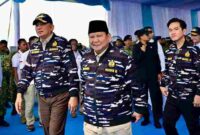 Wakil Presiden (Wapres) Gibran Rakabuming mendampingi Presiden Prabowo Subianto dalam acara Penganugerahan Tanda Kehormatan Samkarya Nugraha di Kapal Perang Republik Indonesia (KRI) dr. Radjiman Wedyodiningrat (RJW-992), Markas Komando Lintas Laut Militer, Tanjung Priok, Jakarta Utara, Kamis (02/10/2025). 